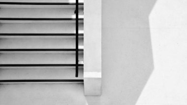 Şehirde gölgeli beton merdiven - monokrom