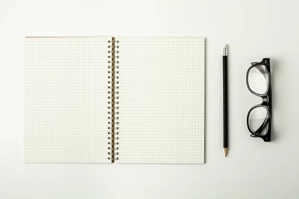 Grid Papieren Boek Potlood Een Bril Wit Bureau Voor Zakelijke — Stockfoto