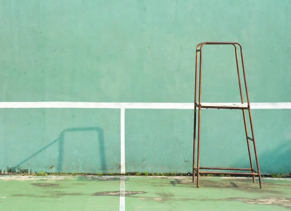 Pratik Için Yeşil Tenis Kortu Olan Paslı Demir Merdiven — Stok fotoğraf