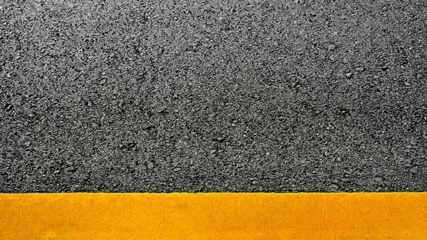 黒いアスファルトの上に黄色の塗装ライン 宇宙輸送の背景 — ストック写真