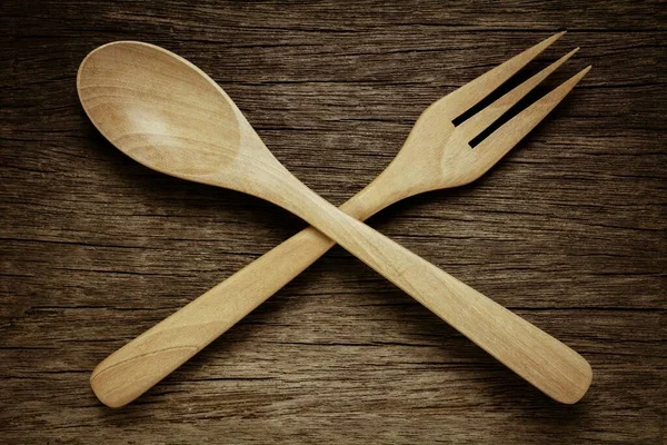 木勺和叉子放在旧的木制桌子上 老式风格 — 图库照片