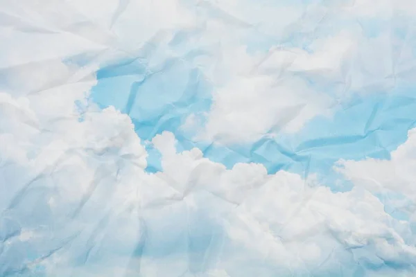 Céu Azul Com Nuvens Uma Textura Papel Amassada Fundo — Fotografia de Stock