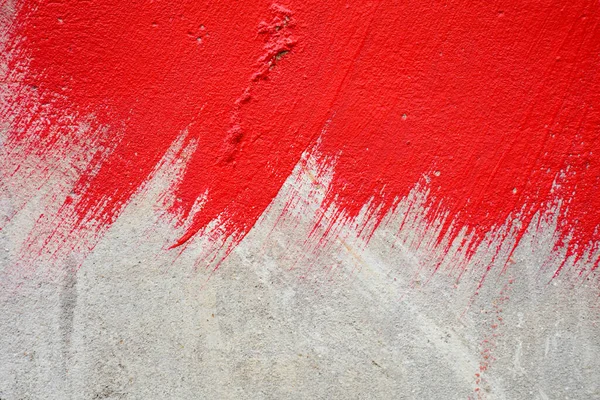 建筑背景下混凝土墙体上油漆刷的红色 — 图库照片