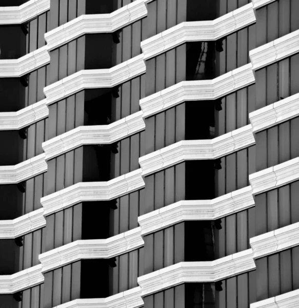 Παράθυρα Και Μπαλκόνι Στο Σύγχρονο Κτίριο Μονόχρωμο — Φωτογραφία Αρχείου