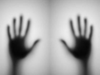 Mat camın arkasında bir elin bulanıklığı..