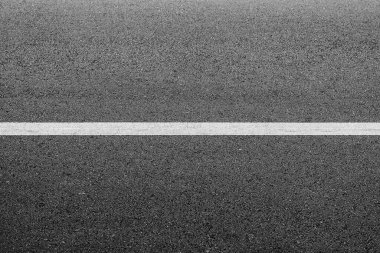 Beyaz çizgili yeni asfalt dokusu