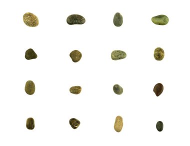 Beyaz arkaplanda izole edilmiş farklı taş ve çakıl taşları koleksiyonu.