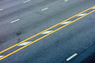 Siyah asfaltta sarı boya izi. uzay ulaşım arkaplanı