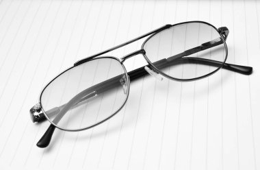 Kağıt arkaplanda eski gözlük