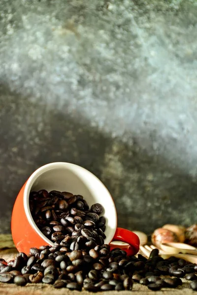 Kahve Çekirdekleri Kırmızı Seramik Bardakta Mutfak Odasındaki Eski Ahşap Masada — Stok fotoğraf