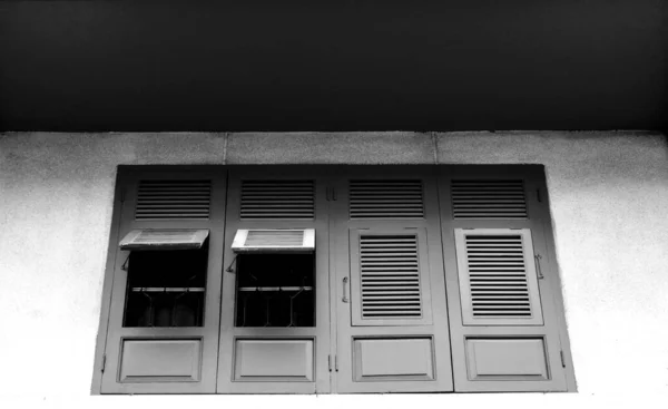Starožitné Dřevěné Okno Staré Betonové Budově Monochromatické — Stock fotografie