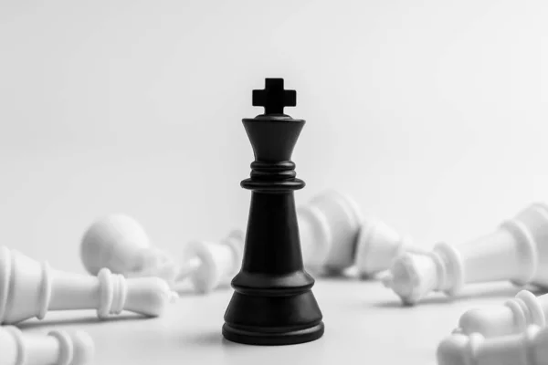 Svart Kung Schack Står Ensam Bland Förlorarna Ledar Och Företagsvinnarkoncept — Stockfoto