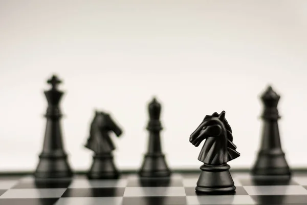 Svart Häst Schack Står Ensam Ett Schackbräde Affärs Vinnare Och — Stockfoto