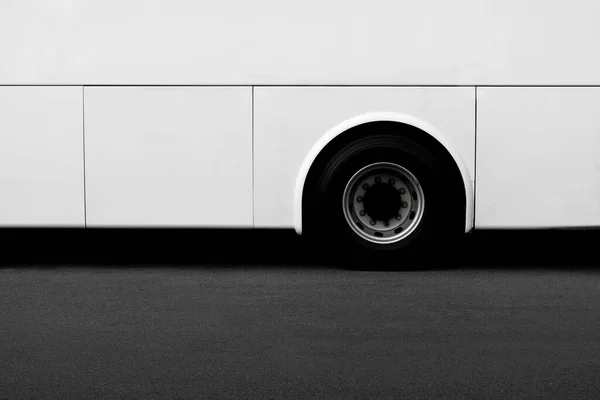Vista Lateral Una Rueda Autobús Blanca Una Carretera Asfaltada Espacio — Foto de Stock