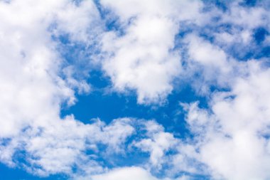 Bulutlu mavi gökyüzü.