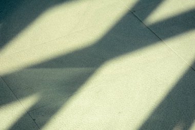 Yerdeki pencerenin gölgeleri.