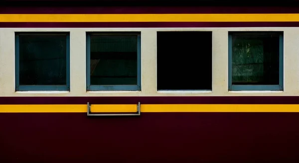 Металлическая Дверь Старого Ржавого Поезда — стоковое фото