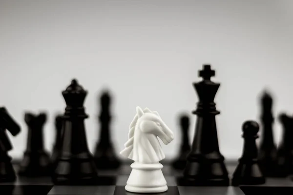 Λευκό Άλογο Σκακιστικές Φιγούρες Επί Του Σκάφους Επιχειρηματική Ιδέα Για — Φωτογραφία Αρχείου