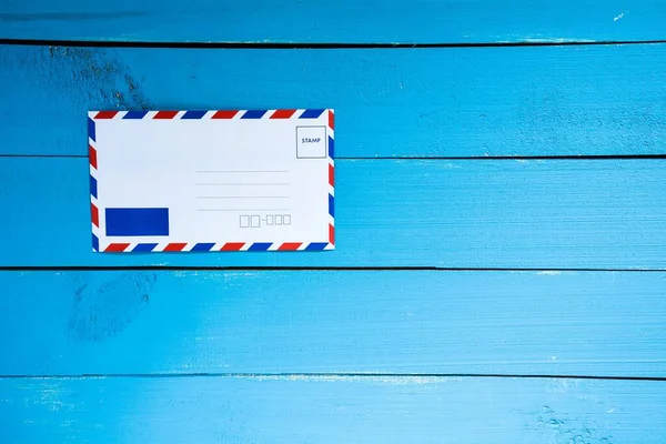 Envelope Correio Velho Madeira Mesa Azul — Fotografia de Stock