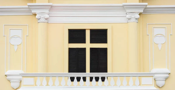 Klasické Dřevěné Okno Světle Oranžové Betonové Budově — Stock fotografie