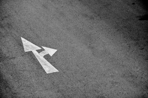 Flèche Blanche Peinte Sur Route Asphaltée Aller Tout Droit Tourner — Photo