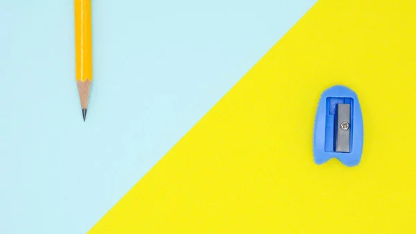 Lápis Amarelo Apontador Lápis Azul Sobre Fundo Azul Amarelo — Fotografia de Stock