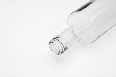 Cam şişe beyaz arkaplanda izole edilmiş - yakın çekim