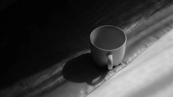 ベッドの上のコーヒーカップ — ストック写真