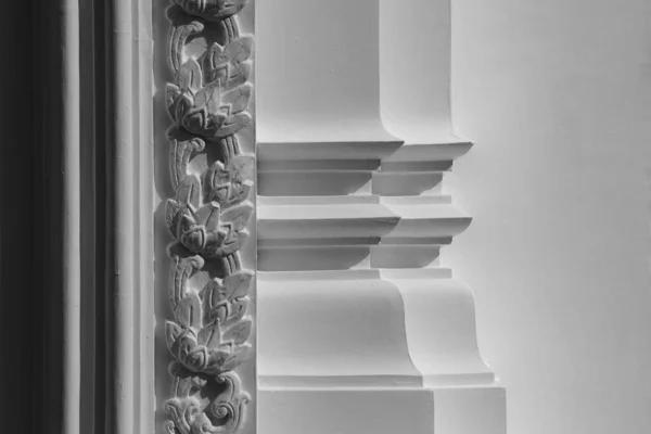 Γραμμή Και Λουλούδι Μοτίβο Χαμηλής Ανάγλυφης Γλυπτικής Λευκό Τσιμεντένιο Τοίχο — Φωτογραφία Αρχείου