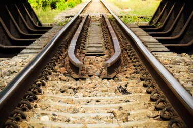 Şehirdeki terk edilmiş demiryolu.