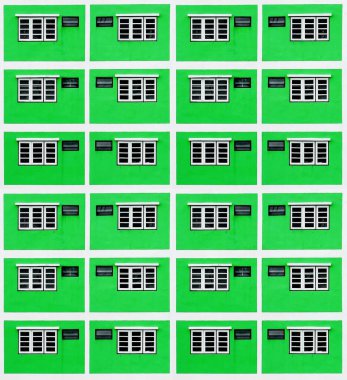 Yeşil beton binanın cam penceresi