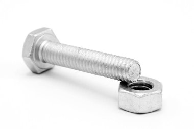 fındık ve cıvatalar beyaz arkaplanda izole