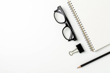 Beyaz ofis tablosunun üst görünümü - kopyalama alanı için arkaplan.