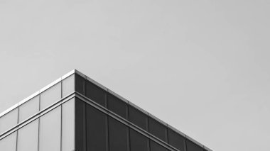 Cam pencerede geometrinin mimarisi - monokrom