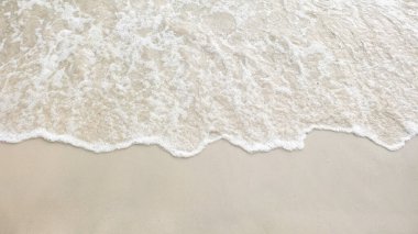 Kum ve dalgalar yazın denize vurur