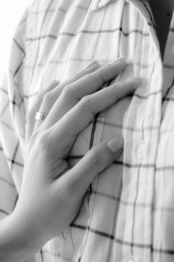 Alyanslı bir kadın eli.