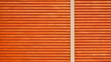 Turuncu renkli metal bir kapının deseni ve çizgisi.