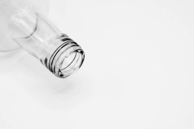 Cam şişe beyaz arkaplanda izole edilmiş - yakın çekim