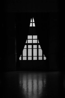 Lüks kumaş perde ve cam pencere silueti