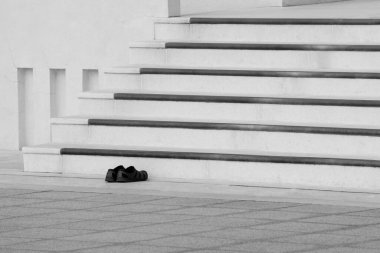 siyah plastik sandalet merdiven monokrom.