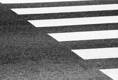 Asfalt yolda Zebra yaya geçidi - yakın plan