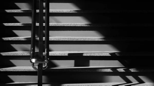 階段と影 モノクロ — ストック写真