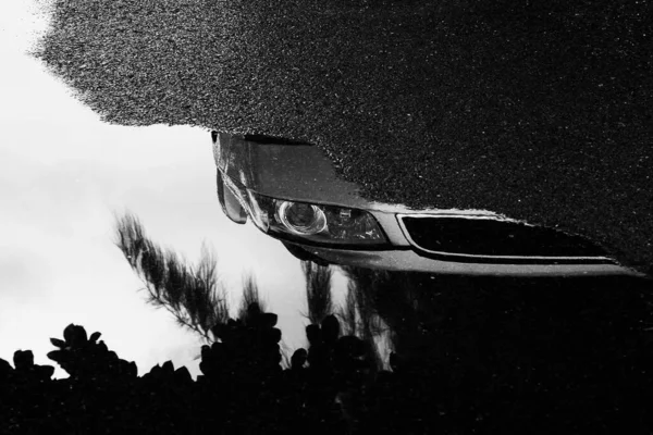 Yağmurlu Bir Günde Araba Farının Göldeki Yansıması — Stok fotoğraf