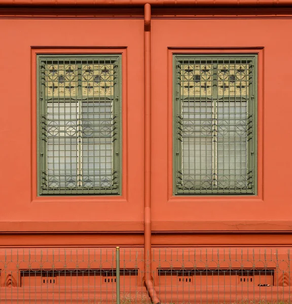 Classica Finestra Legno Verde Presso Edificio Cemento Arancione — Foto Stock