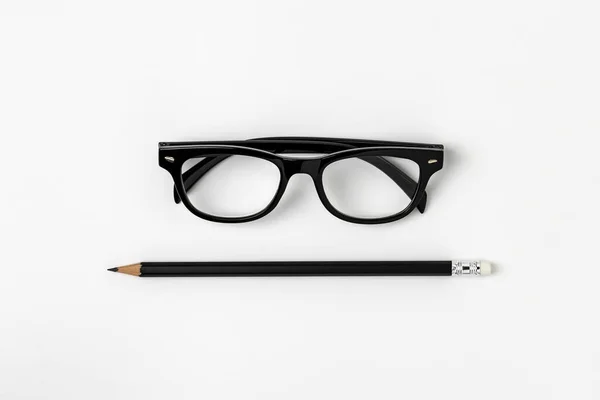 Brille Und Schwarzer Bleistift Auf Weißem Hintergrund — Stockfoto
