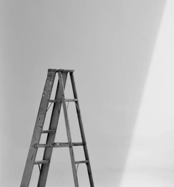 Aluminium Klappleiter Und Der Schatten Der Weißen Zementwand — Stockfoto