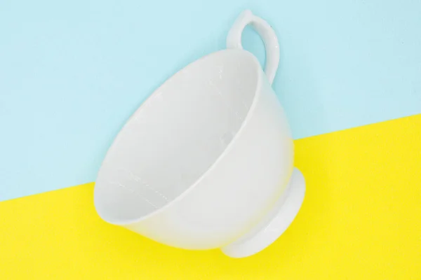 Weiße Keramik Kaffeetasse Auf Blauem Und Gelbem Papier Hintergrund — Stockfoto