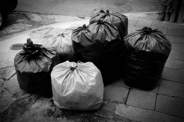 Sacos Lixo Plástico Rua Cidade — Fotografia de Stock