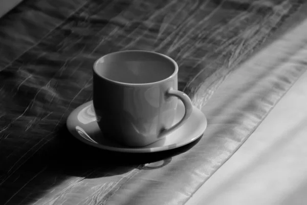 Weiße Kaffeetasse Aus Keramik Morgen Auf Dem Bett Monochrom — Stockfoto