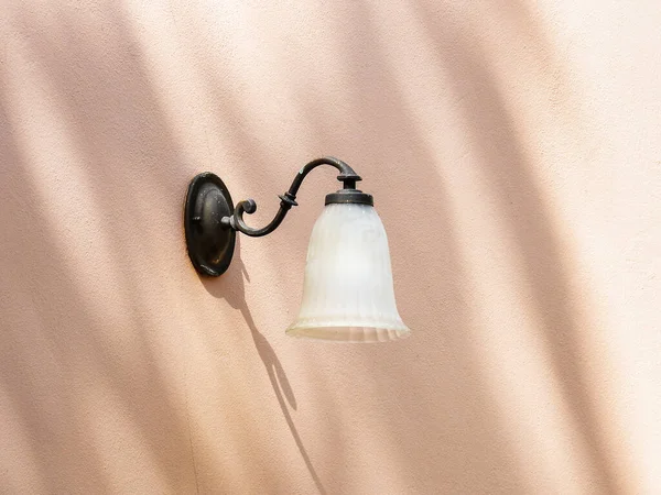 Lámpara Clásica Sobre Pared Cemento Rosa Pálido —  Fotos de Stock